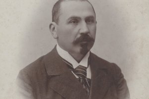 Сред обществениците които играят значима роля в изграждането на младата