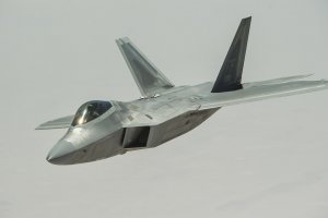 Този месец американските ВВС ще изпратят над 20 стелт изтребителя F 22 на