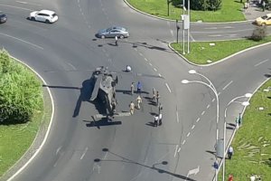 Американски боен хеликоптер Блек Хоук  участващ в тренировъчен полет за Деня