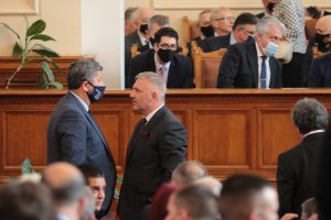 Ако неангажиран с българската политика човек я наблюдава от птичи