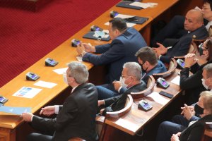 Макар и силно критикуван от всички страни проектът на служебното