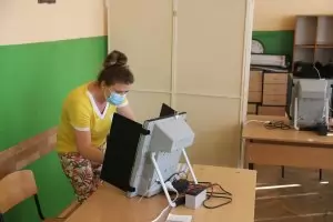 Машинното гласуване отново увисна заради пари