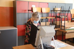 Още в първите часове на изборния ден започнаха да пристигат