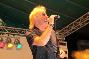 На 74 годишна възраст внезапно почина легендарният бивш вокалист на Юрая