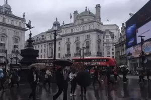 Две болници в Лондон бяха евакуирани заради наводнение