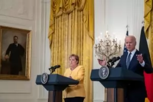 Меркел и Байдън се заканиха на Русия за енергетиката 