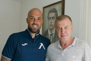 Вратарят Николай Михайлов ще остане за още един сезон в