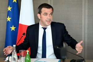 Франция няма да позволи на здравните работници да ходят на