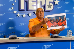 Бившият премиер Бойко Борисов даде днес подигравателна пресконференция в централата