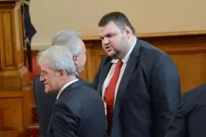 Пеевски атакува и лично списъка "Магнитски" в съда