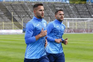 Двама от малкото опитни футболисти които продължават да тренират с