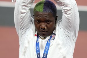 Международният олимпийски комитет разглежда жеста на американската гюлетласкачка Рейвън Сондърс