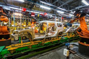 Дефицитът на микрочипове ще намали глобалното производство на автомобили през