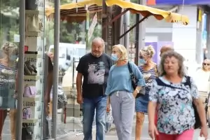 Гърците сложиха доброволно маските заради COVID-19