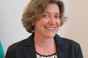 Макар служебният кабинет да управлява от скоро и днес не