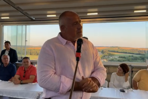 Бойко Борисов разнообрази петъчната вечер с живо включване във Фейсбук