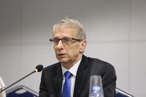 Към обучение в електронна среда ще се преминава само в краен