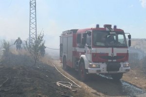 Голям пожар бушува край София съобщи Възпламенили са се