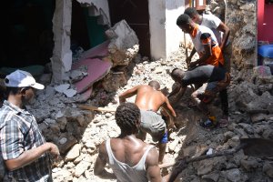Силно земетресение удари карибската държава Хаити предадоха информационните агенции Най малко