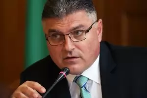 Военният министър: 8 самолета F-16 са като да си вземеш половин кон