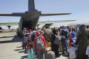 Съединените щати и съюзниците призоваха насъбралата се тълпа да се