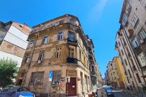 Жилищна сграда в центъра на София в която 80 на