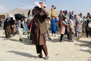 12 души са убити на и около летището в афганистанската