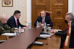 Правителството и президентът извършват странни рокади по най високите върхове на армията