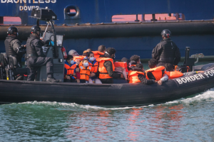 Рекорден брой мигранти прекосиха Ламанша от Франция само за един
