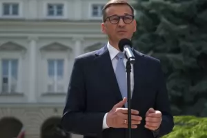 Полското правителство е на кантар след спорен закон