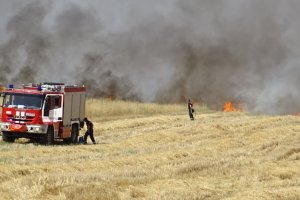 Група служители на Югозападно държавно предприятие са погълнати от пожара