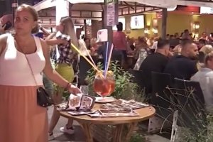 Хора без маски в магазините общи сламки за коктейли балони