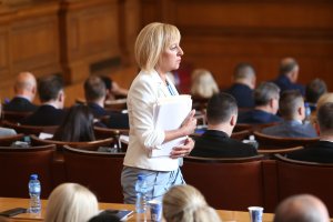 Мая Манолова предлага С него се урежда процедурата по