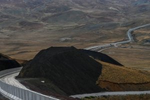 Бельо празна бутилка и свежи отпечатъци от стъпки издават признаци