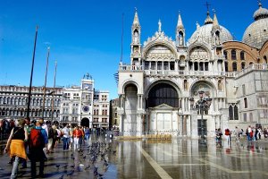 Венеция планира да въведе такси и квоти за туристите съобщи в Stampa  