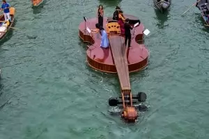 Ноевата цигулка плава по Големия канал на Венеция 