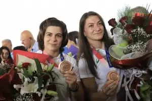Федерацията по борба награждава с джипки олимпийските медалистки