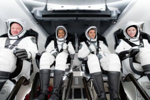 Космическият кораб Crew Dragon с първия екипаж само от непрофесионалисти