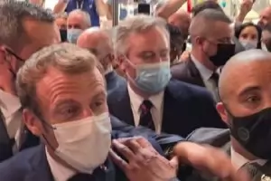 Замериха Макрон с яйце на изложение в Лион