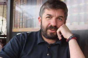 Едва 50 годишен внезапно почина поетът журналист и преподавател Марин Бодаков Той бе