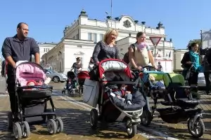 Депутатите забъркаха каша с майчинските