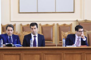 Служебното правителство назначено от президента Румен Радев през май започна