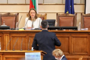 В парламента преди началото на пленарното заседание тази сутрин ще