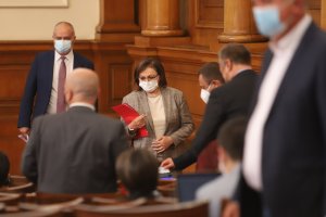 Внезапна поява на инспектори от РЗИ в парламента принуди депутатите