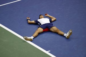 Две сензации по една в мъжкия и женския турнир