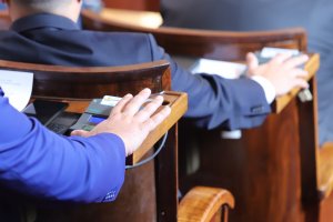 Днес парламентът продължава гласуването на промените в бюджета на държавното