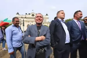 Колко сценаристи трябват за един скандал в НС?