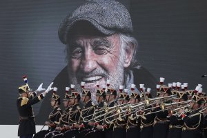 Франция се покланя пред паметта на Жан Пол Белмондо днес следобяд