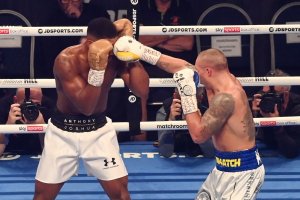 Украинецът Александър Усик шокира 65 хиляди зрители на стадиона на