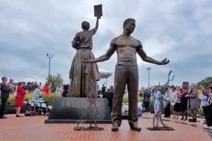 Две седмици след като 12 тонната статуя на генерала от Конфедерацията Робърт